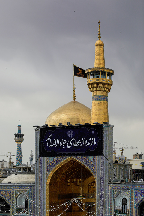 تعلیق  نقوش(لافتات) بمناسبة شهادة جواد الأئمة (ع) في الحرم الرضوي الشريف