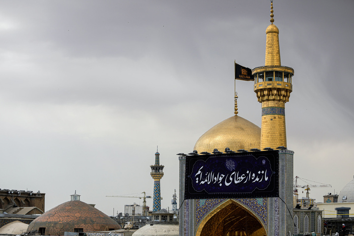 تعلیق  نقوش(لافتات) بمناسبة شهادة جواد الأئمة (ع) في الحرم الرضوي الشريف