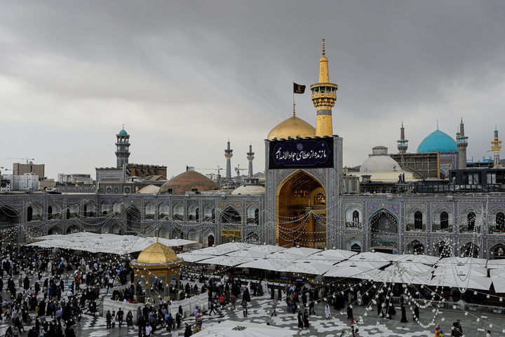 تعلیق  نقوش(لافتات) بمناسبة شهادة جواد الأئمة (ع) في الحرم الرضوي الشريف