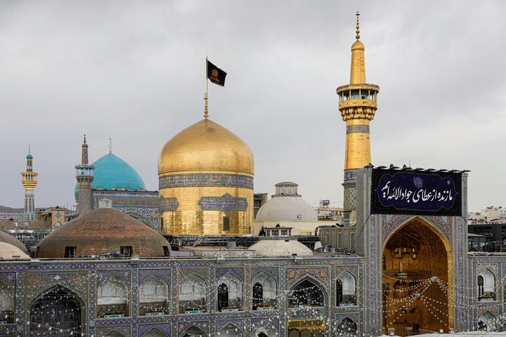 تعلیق  نقوش(لافتات) بمناسبة شهادة جواد الأئمة (ع) في الحرم الرضوي الشريف
