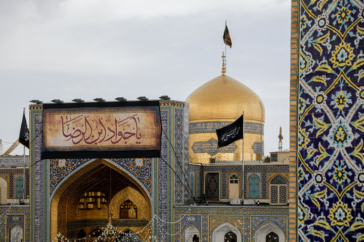 تعلیق  نقوش(لافتات) بمناسبة شهادة جواد الأئمة (ع) في الحرم الرضوي الشريف