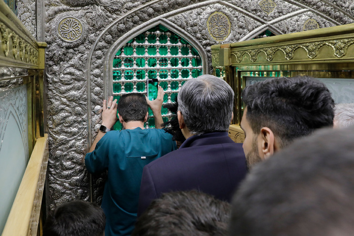 پاکستان کے وفاقی وزیر داخلہ کی حرم امام رضا(ع) میں حاضری
