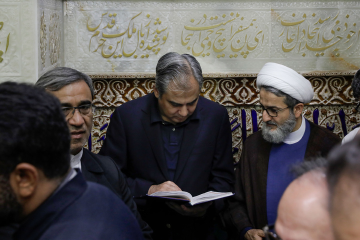 پاکستان کے وفاقی وزیر داخلہ کی حرم امام رضا(ع) میں حاضری
