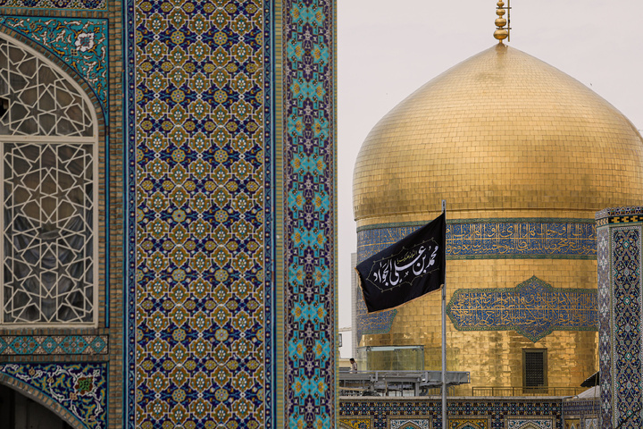 حضرت امام محمد تقی الجواد(ع) کے یوم شہادت کی مناسبت سے حرم امام رضا(ع) میں شہادت کے بنرز کی تنصیب