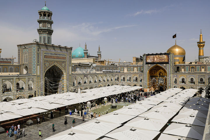 حضرت امام محمد تقی الجواد(ع) کے یوم شہادت کی مناسبت سے حرم امام رضا(ع) میں شہادت کے بنرز کی تنصیب