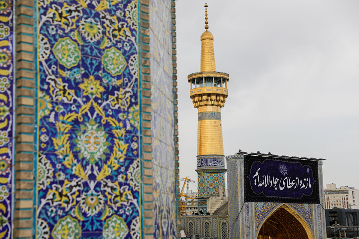 حضرت امام محمد تقی الجواد(ع) کے یوم شہادت کی مناسبت سے حرم امام رضا(ع) میں شہادت کے بنرز کی تنصیب