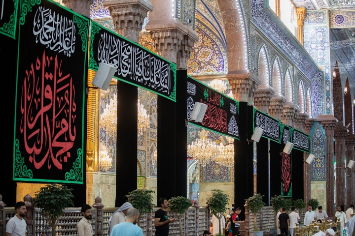 نصب کتیبه های شهادت امام باقر علیه السلام در حرم مطهر حسینی