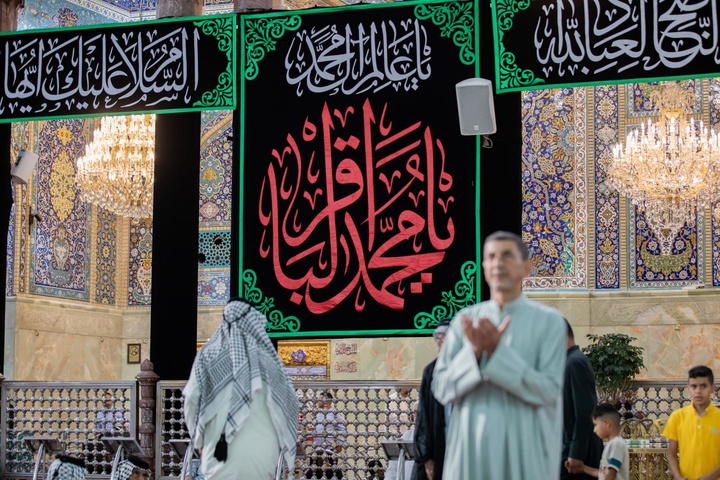 نصب کتیبه های شهادت امام باقر علیه السلام در حرم مطهر حسینی
