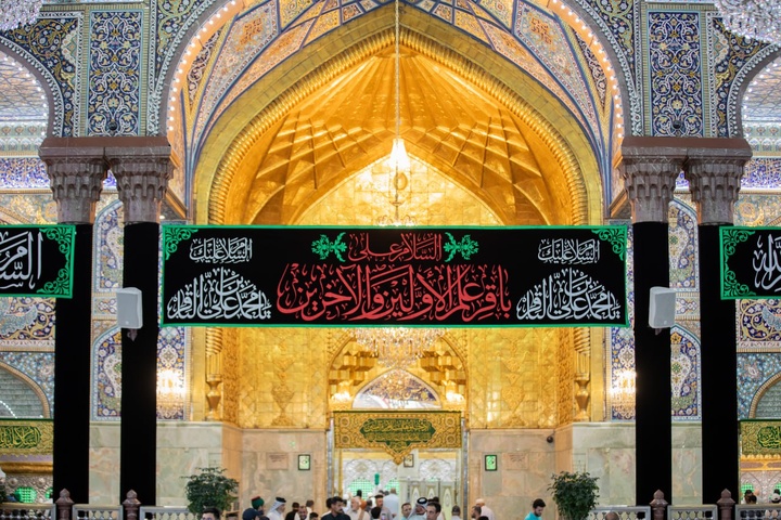 نصب کتیبه های شهادت امام باقر علیه السلام در حرم مطهر حسینی