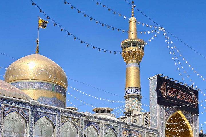 نصب پرچم های شهادت امام باقر(ع) در حرم مطهر رضوی