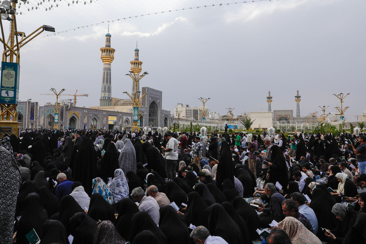قرائت دعای عرفه در حرم امام رضا علیه السلام