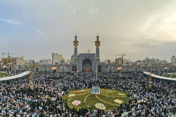 قرائت دعای عرفه در حرم امام رضا علیه السلام