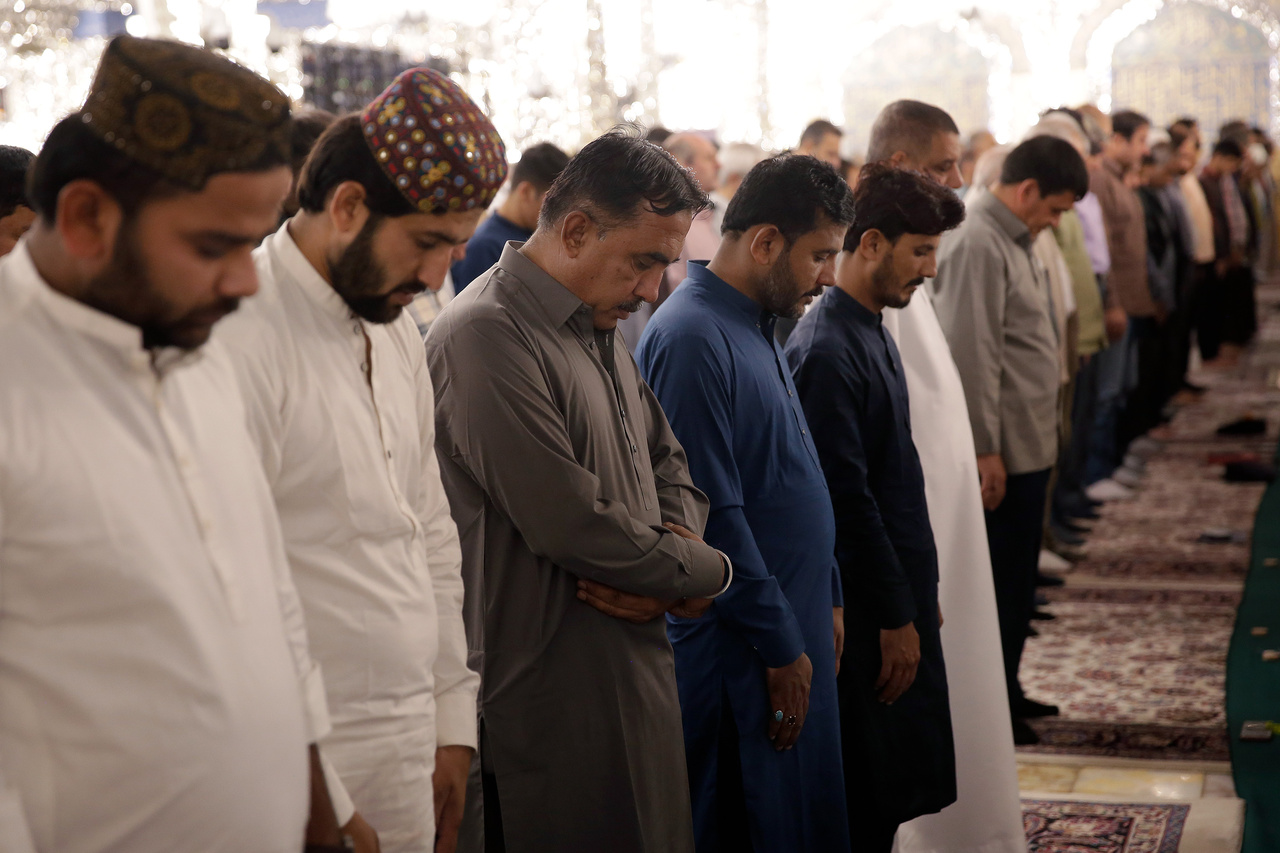 حرم امام رضا(ع) میں نماز عید قربان کا انعقاد