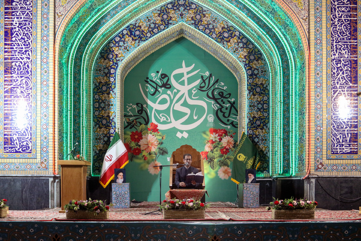 الزوار العرب يحتفلون بعيد الأضحى المبارک في الحرم الرضوي الشریف