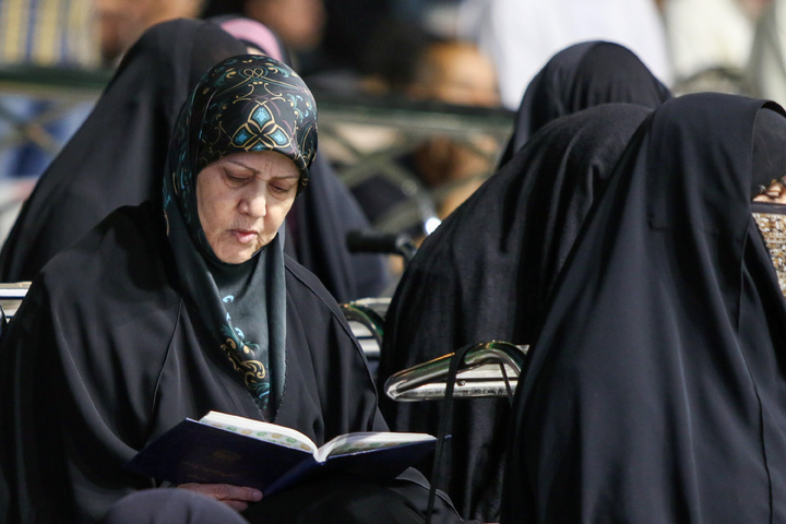 الزوار العرب يحتفلون بعيد الأضحى المبارک في الحرم الرضوي الشریف