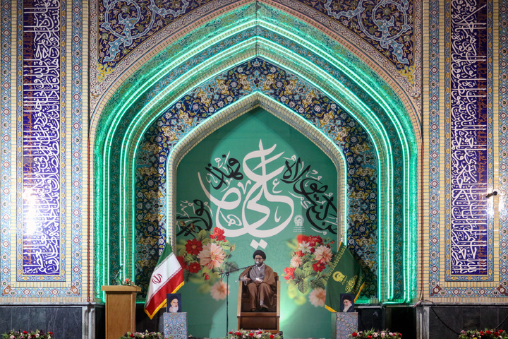 الزوار العرب يحتفلون بعيد الأضحى المبارک في الحرم الرضوي الشریف