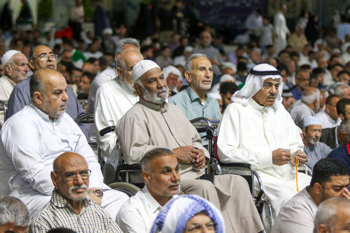 الزوار العرب يحتفلون بعيد الأضحى المبارک في الحرم الرضوي الشریف