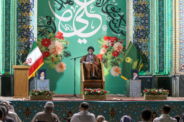 الزوار العرب يحتفلون بعيد الأضحى المبارک في الحرم الرضوي الشریف