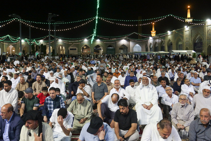 الزوار العرب يحتفلون بعيد الأضحى المبارک في الحرم الرضوي الشریف