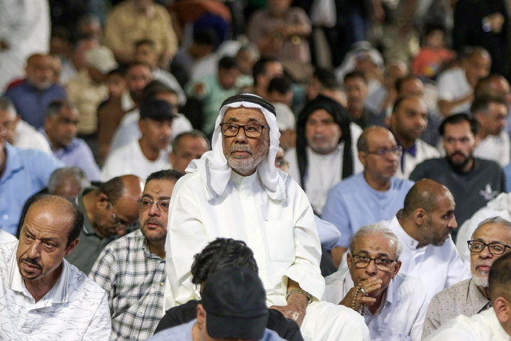 الزوار العرب يحتفلون بعيد الأضحى المبارک في الحرم الرضوي الشریف