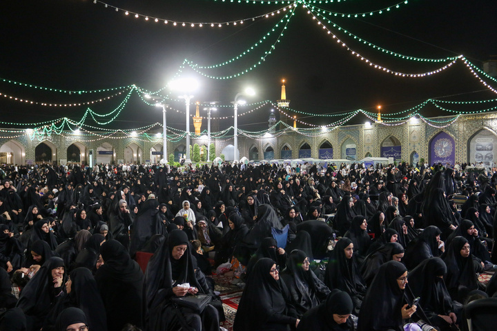 الزوار العرب يحتفلون بعيد الأضحى المبارک في الحرم الرضوي الشریف