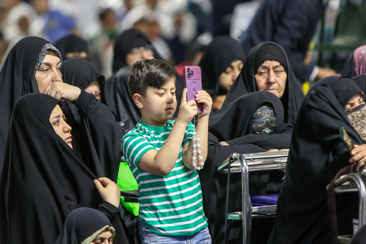 الزوار العرب يحتفلون بعيد الأضحى المبارک في الحرم الرضوي الشریف
