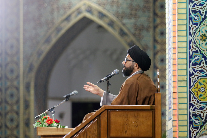 الزوار العرب يحتفلون بعيد الأضحى المبارک في الحرم الرضوي الشریف