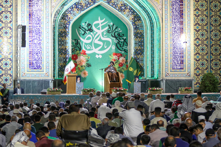 الزوار العرب يحتفلون بعيد الأضحى المبارک في الحرم الرضوي الشریف