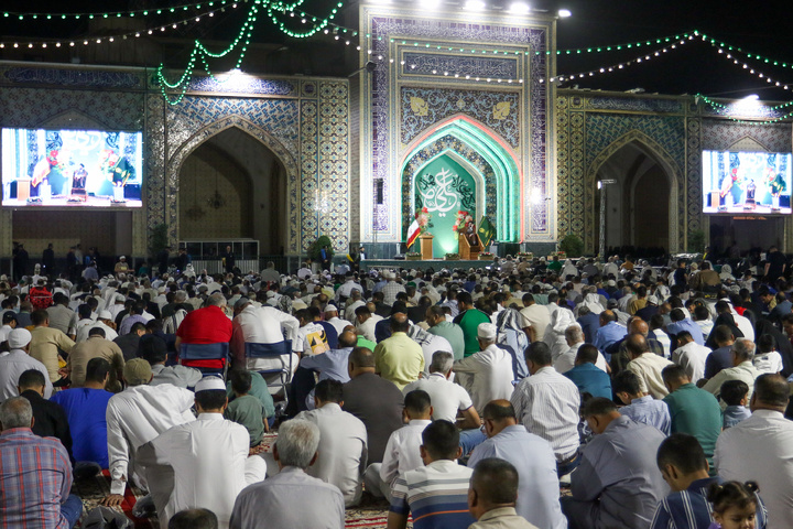الزوار العرب يحتفلون بعيد الأضحى المبارک في الحرم الرضوي الشریف