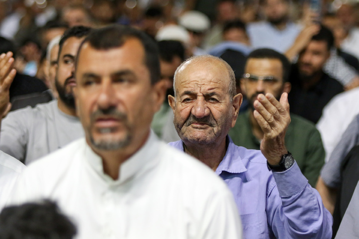 الزوار العرب يحتفلون بعيد الأضحى المبارک في الحرم الرضوي الشریف