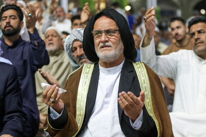 الزوار العرب يحتفلون بعيد الأضحى المبارک في الحرم الرضوي الشریف