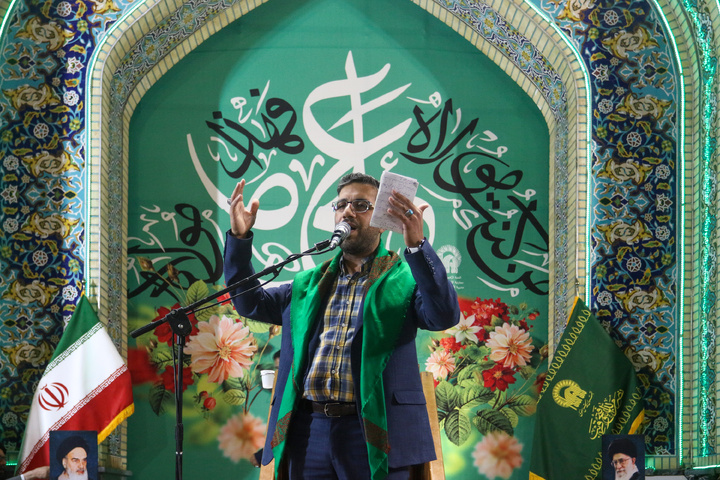الزوار العرب يحتفلون بعيد الأضحى المبارک في الحرم الرضوي الشریف