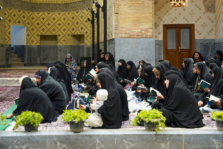 حرم امام رضا(ع) میں سماعت سے محروم اور کم سننے والے افراد کے لئے دعائے عرفہ کے خصوصی دعائیہ پروگرام کا انعقاد