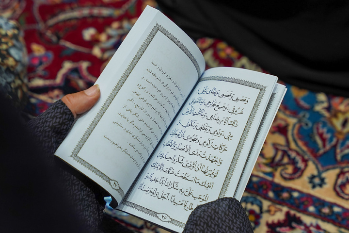 حرم امام رضا(ع) میں سماعت سے محروم اور کم سننے والے افراد کے لئے دعائے عرفہ کے خصوصی دعائیہ پروگرام کا انعقاد