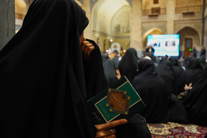 حرم امام رضا(ع) میں سماعت سے محروم اور کم سننے والے افراد کے لئے دعائے عرفہ کے خصوصی دعائیہ پروگرام کا انعقاد