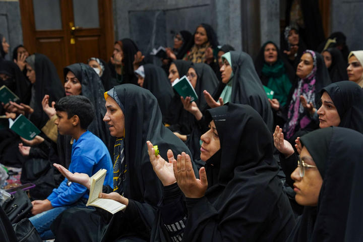 حرم امام رضا(ع) میں سماعت سے محروم اور کم سننے والے افراد کے لئے دعائے عرفہ کے خصوصی دعائیہ پروگرام کا انعقاد