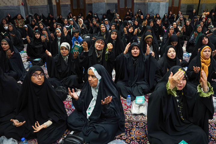 حرم امام رضا(ع) میں سماعت سے محروم اور کم سننے والے افراد کے لئے دعائے عرفہ کے خصوصی دعائیہ پروگرام کا انعقاد