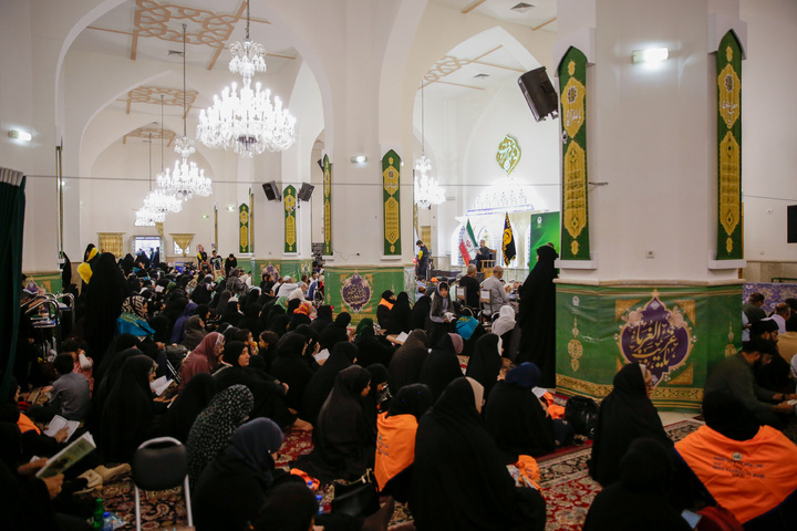 حرم امام رضا(ع) میں اردو زبان زائرین کے لئے دعائے عرفہ کے دعائیہ پروگرام کا انعقاد