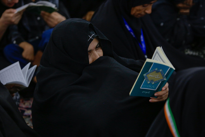 حرم امام رضا(ع) میں اردو زبان زائرین کے لئے دعائے عرفہ کے دعائیہ پروگرام کا انعقاد