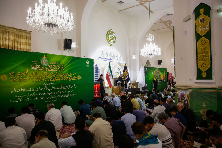 حرم امام رضا(ع) میں اردو زبان زائرین کے لئے دعائے عرفہ کے دعائیہ پروگرام کا انعقاد