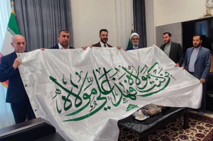 إهداء راية العتبة العلویة المقدسة إلى العتبة الرضویة المقدسة عشية عيد الغدير الأغر إهداء راية العتبة العلویة المقدسة إلى العتبة الرضویة المقدسة عشية عيد الغدير الأغر