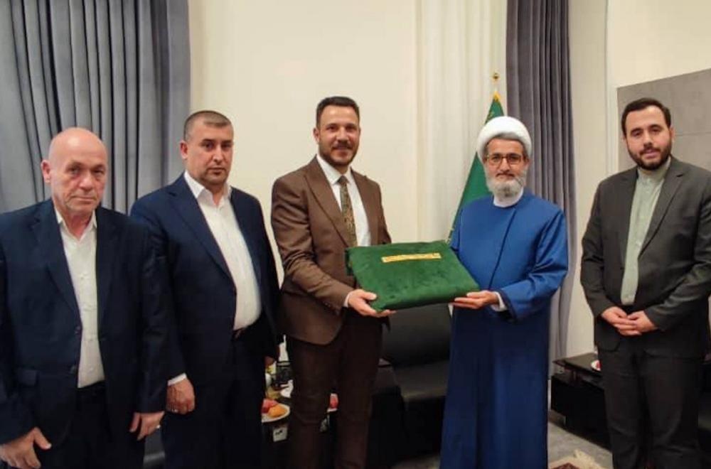 اهداء پرچم متبرک حرم آستان مقدس علوی به آستان قدس رضوی در آستانه عید غدیر