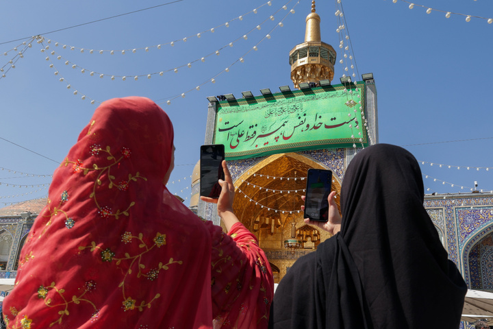 تركيب نقش الغدیریة في الحرم الرضوي الشریف