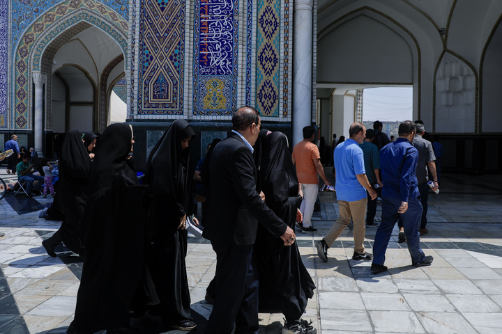 لجنة تحكيم مهرجان الإمام الرضا (ع) والفائزون في المهرجان يزورون المشاريع المعماریة في العتبة الرضوية المقدسة