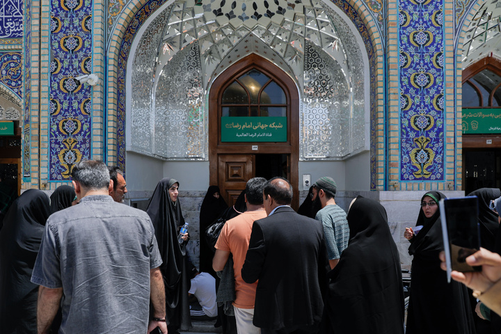 لجنة تحكيم مهرجان الإمام الرضا (ع) والفائزون في المهرجان يزورون المشاريع المعماریة في العتبة الرضوية المقدسة