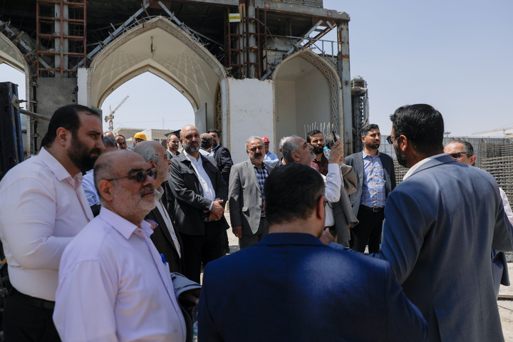 لجنة تحكيم مهرجان الإمام الرضا (ع) والفائزون في المهرجان يزورون المشاريع المعماریة في العتبة الرضوية المقدسة