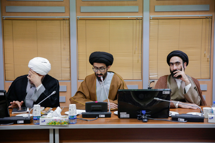 أعضاء منتدى نُشطاء الإعلام في حوزة خراسان العلمية يلتقون المدير الداخلي للحرم الرضوي الشریف