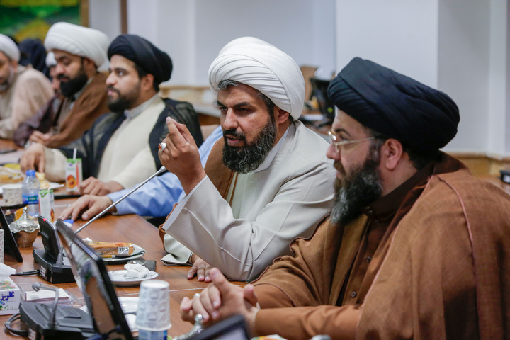 أعضاء منتدى نُشطاء الإعلام في حوزة خراسان العلمية يلتقون المدير الداخلي للحرم الرضوي الشریف