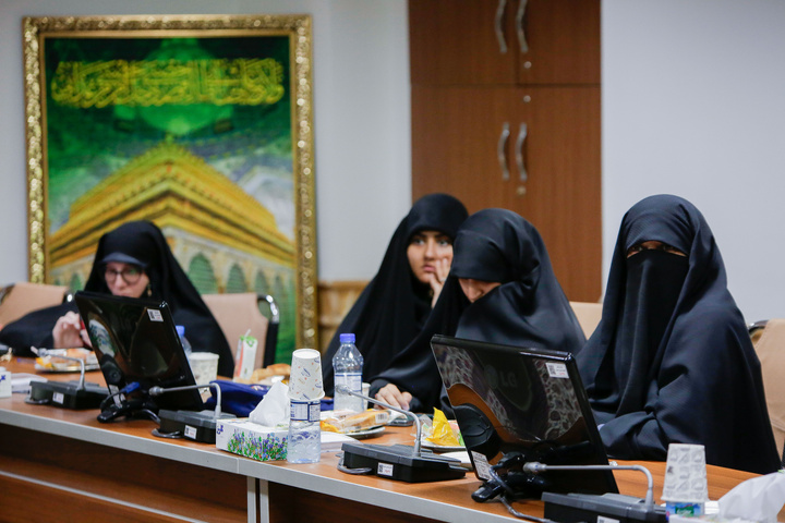 أعضاء منتدى نُشطاء الإعلام في حوزة خراسان العلمية يلتقون المدير الداخلي للحرم الرضوي الشریف