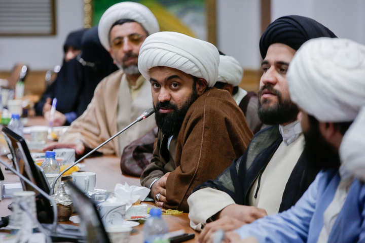 أعضاء منتدى نُشطاء الإعلام في حوزة خراسان العلمية يلتقون المدير الداخلي للحرم الرضوي الشریف